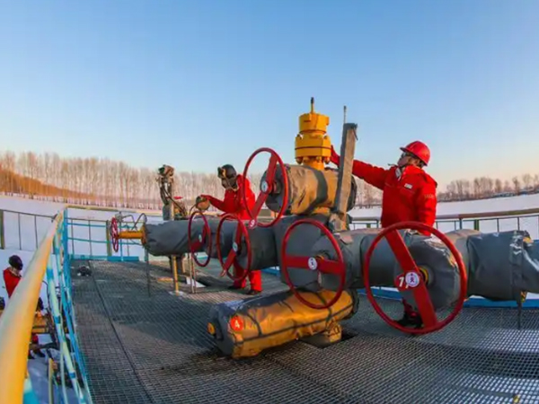 吐(tǔ)哈油(yóu)田百萬(wàn)千瓦(wǎ)級新能源項(xiàng)目提速攻堅(圖(tú)1) 吐哈油(yóu)田百萬千瓦級新能源項(xiàng)目提速攻堅(圖1)